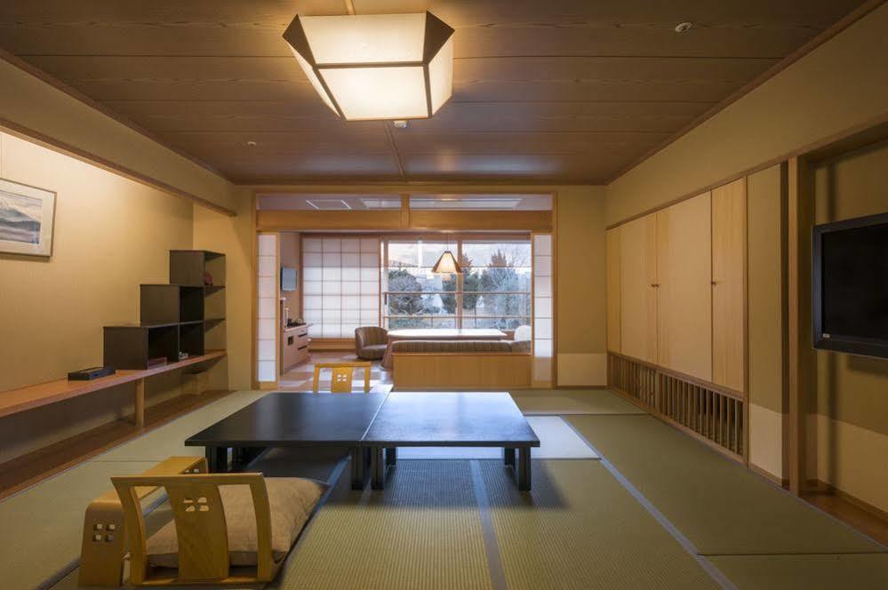 Fujisan Onsen Bessho Sasa Hotel Fujiyoshida Bagian luar foto