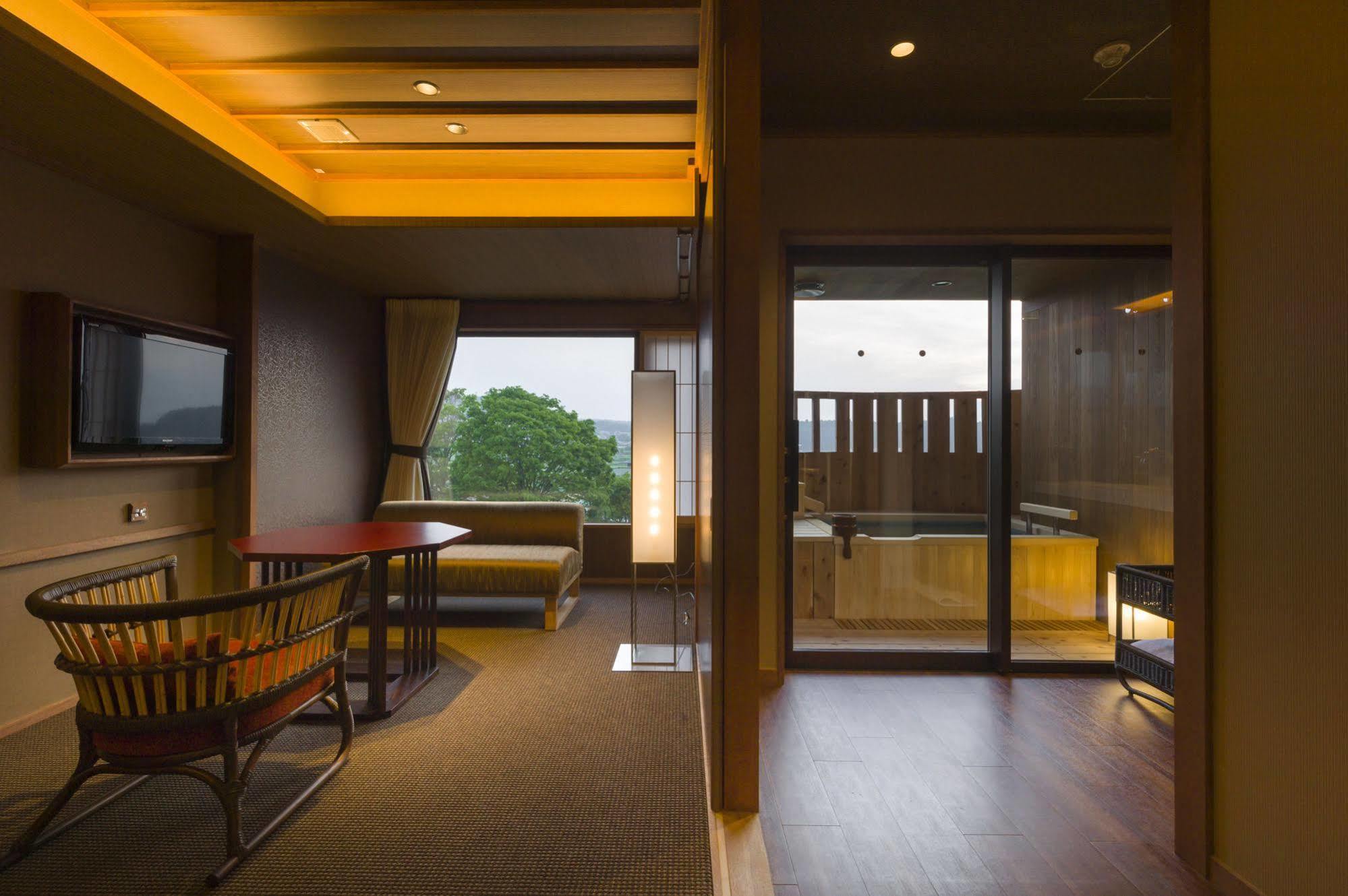 Fujisan Onsen Bessho Sasa Hotel Fujiyoshida Bagian luar foto