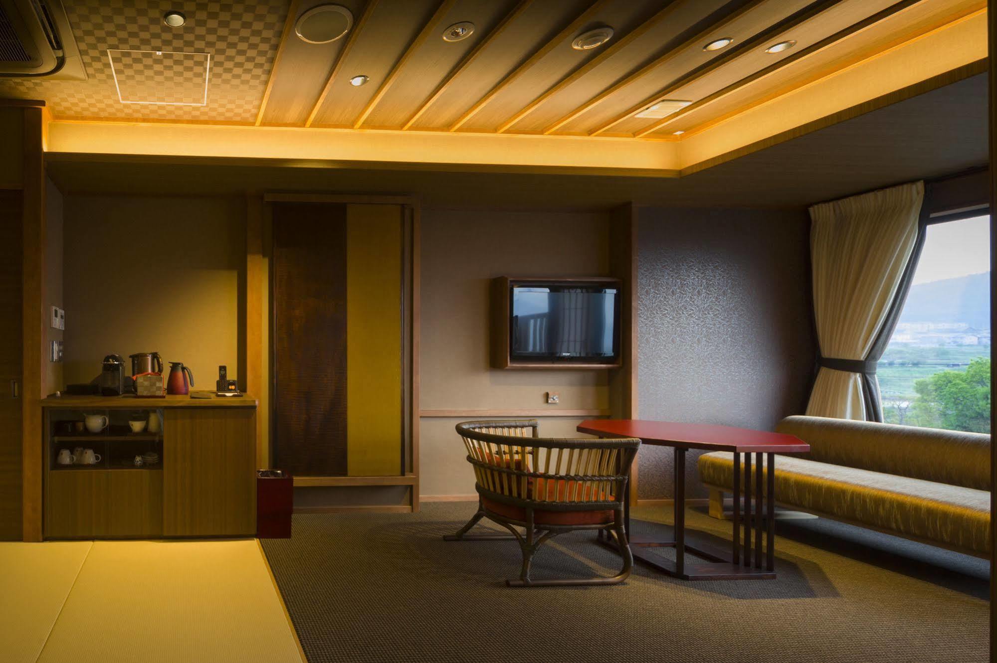 Fujisan Onsen Bessho Sasa Hotel Fujiyoshida Bagian luar foto
