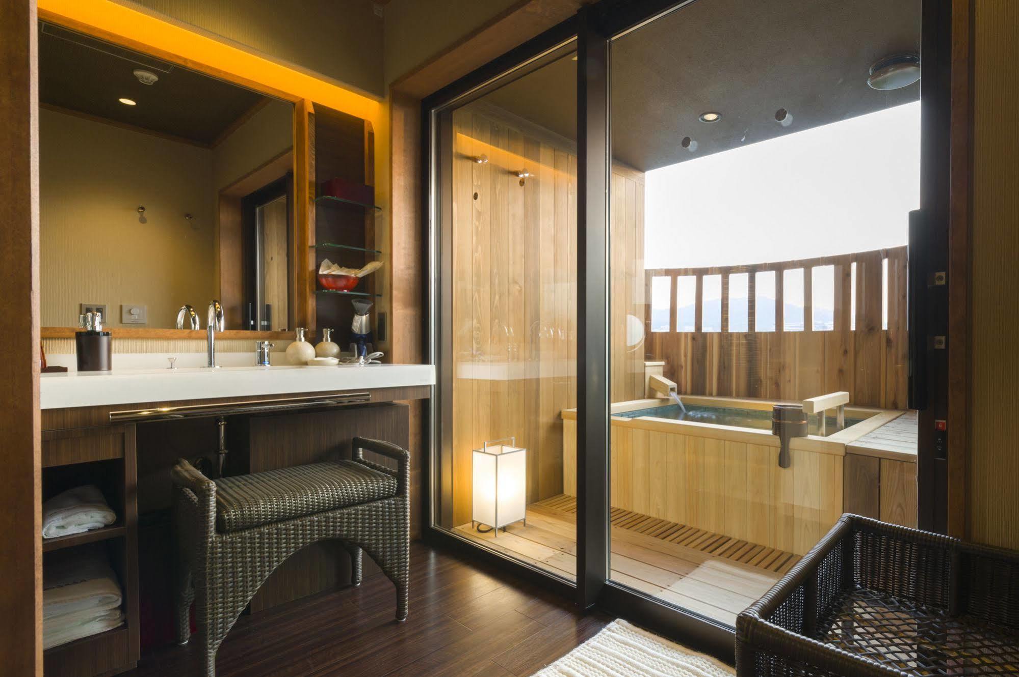 Fujisan Onsen Bessho Sasa Hotel Fujiyoshida Bagian luar foto