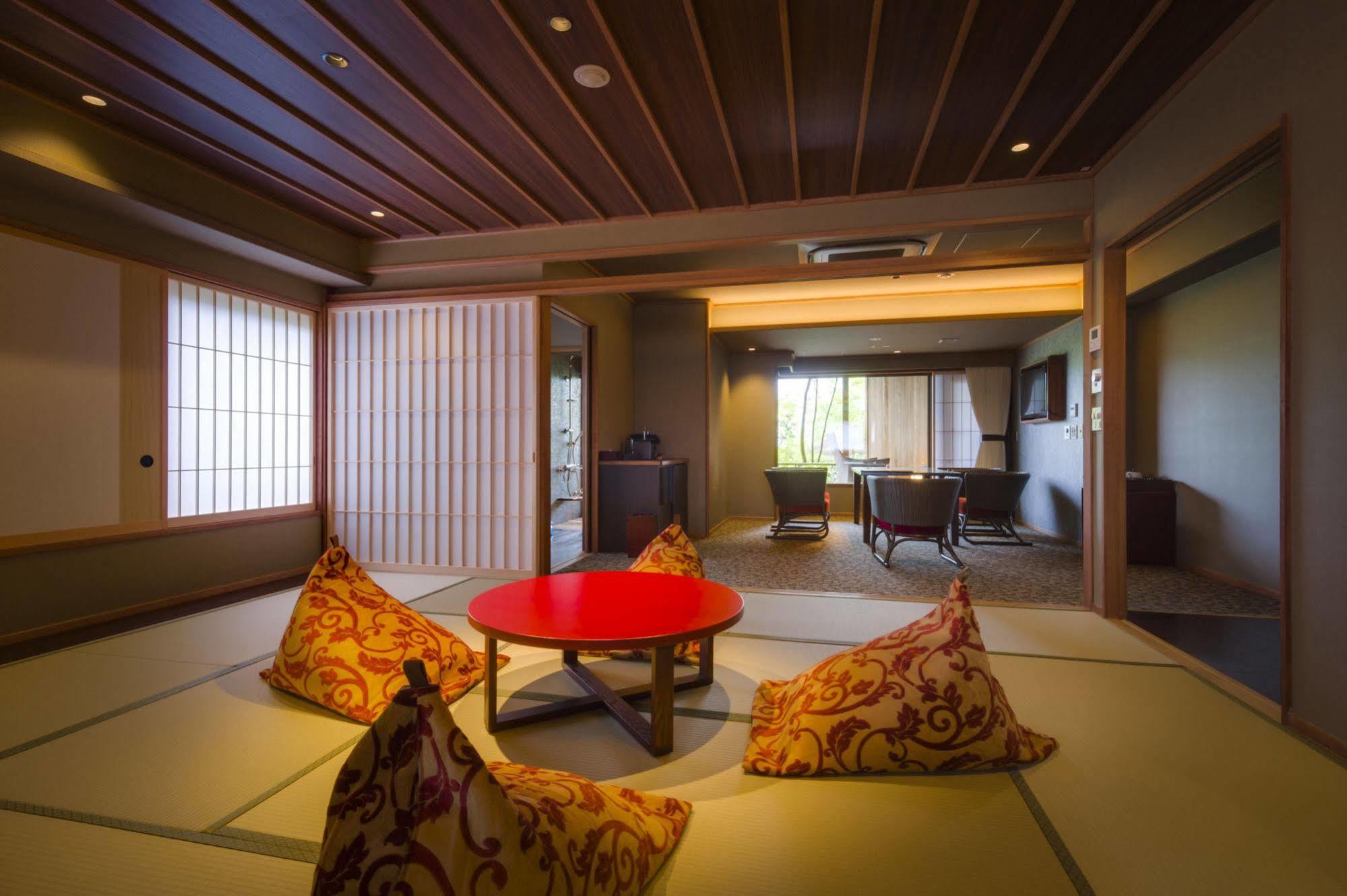Fujisan Onsen Bessho Sasa Hotel Fujiyoshida Bagian luar foto